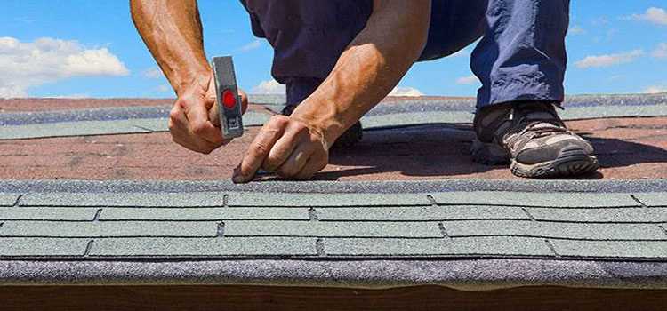 asphalt-shingles-roof-maintenance-Encino